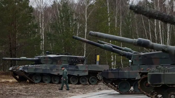 Ukrainian soldiers in Poland get a crash course in Leopard 2 tanks