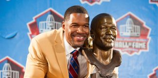 The Giants Retire Michael Strahan’s Number At Halftime Ceremony Michael Strahan