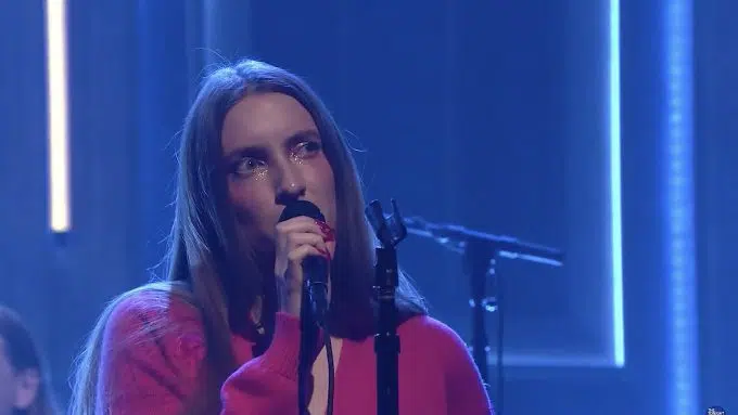 Watch Dry Cleaning play “Hot Penny Day” on ‘Fallon’; North American tour kicks off tonight