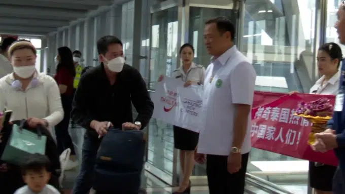 Officials roll out welcome banner to receive Chinese travelers at airport