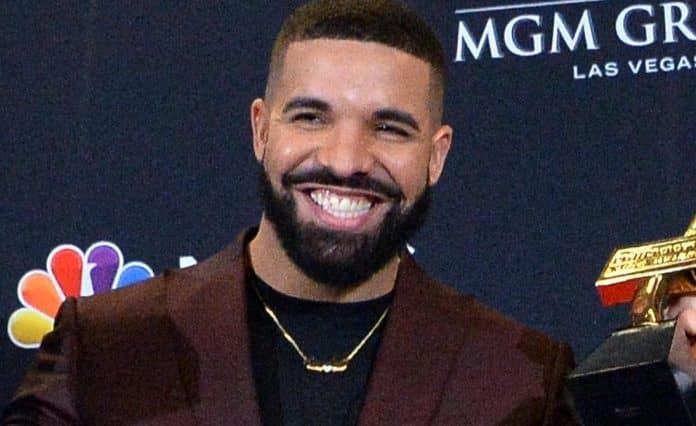 drake smiles at award show