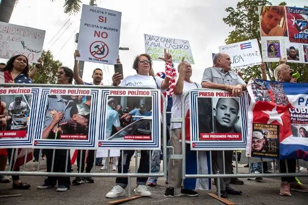 Protesters rally outside Cuba-USA WBC semifinal
