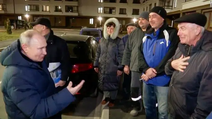 Video: Vladimir Putin reportedly heckled during visit to key Ukrainian city | CNN