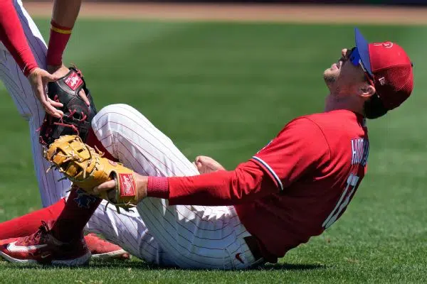 Phillies 1B Hoskins tears ACL in spring game