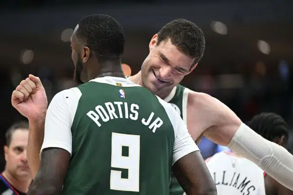 Bucks clinch 1-seed with Giannis, Middleton out