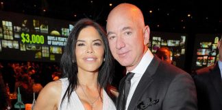 Jeff Bezos and Lauren Sanchez Spotted on His New Super-Yacht Jeff Bezos and Lauren Sanchez Spotted on His New Super-Yacht