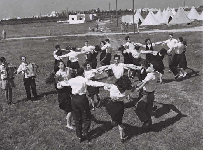 THE_HORA_DANCE_AT_KIBBUTZ_DALIA