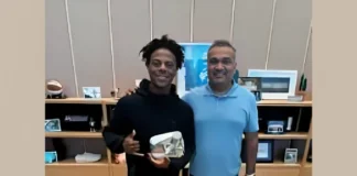 YouTube CEO Hand Delivers Diamond Play Button to IShowSpeed YouTube CEO delivers IShowSpeed Diamond Play Button