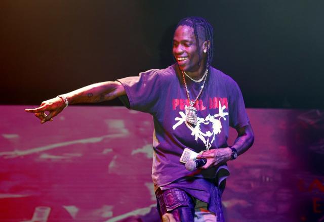 Travis Scott gives money before Miami