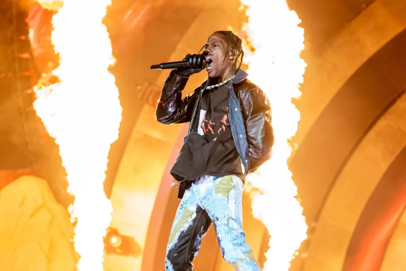 Travis Scott crowd money giveaway Miami