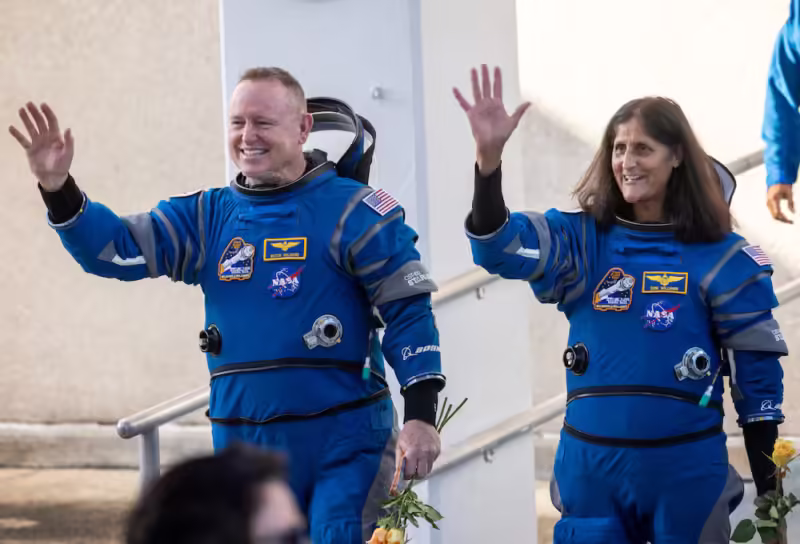 Live tracking of astronauts' return journey to Earth