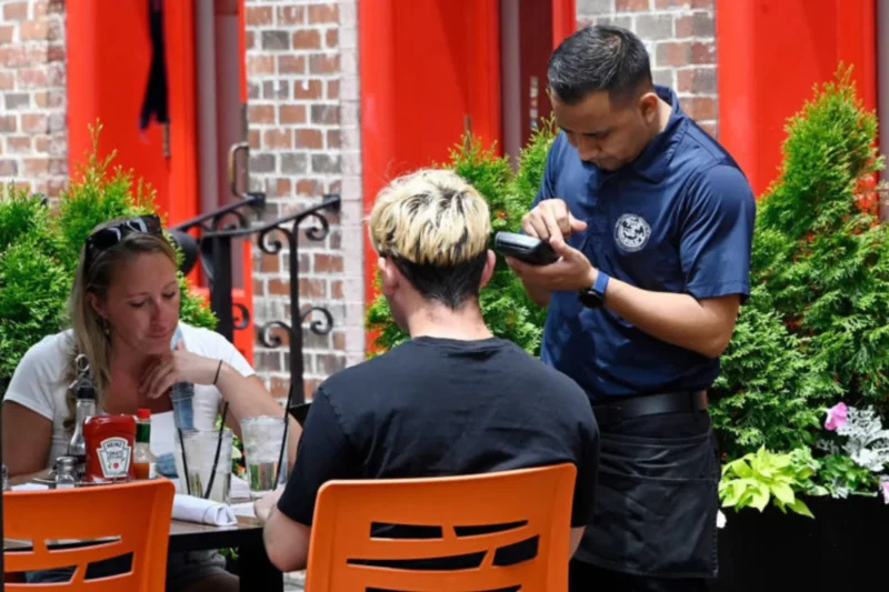 how much do americans tip at restaurants now