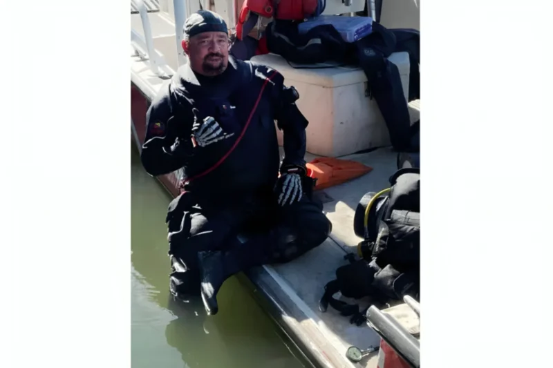 diver recovers antique ring
