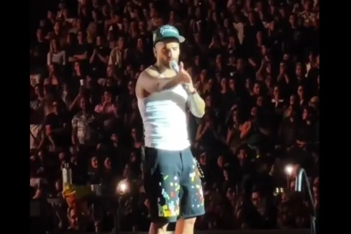 Maluma stops his concert