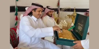 Arab Groom Gifts Guests Chocolate on Gold Bars: Unique Wedding Souvenirs Arab groom chocolate gold bars wedding souvenirs