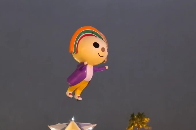 Viral Video: 7-Eleven Taiwan Mascot Blown Away by Strong Winds Into the Sky