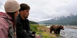Streamers Adapt and Maya Stay Perfectly Calm as Massive Brown Bear Hunts Salmon Right in Front of Them — Watch the Tense Close Encounter streamers Adapt and Maya brown bear salmon close encounter